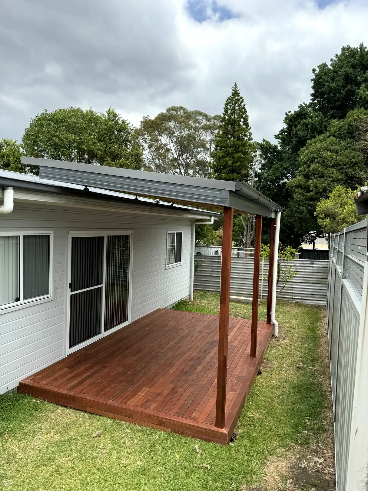 Merbau deck & pergola, Aberdare — photo 2