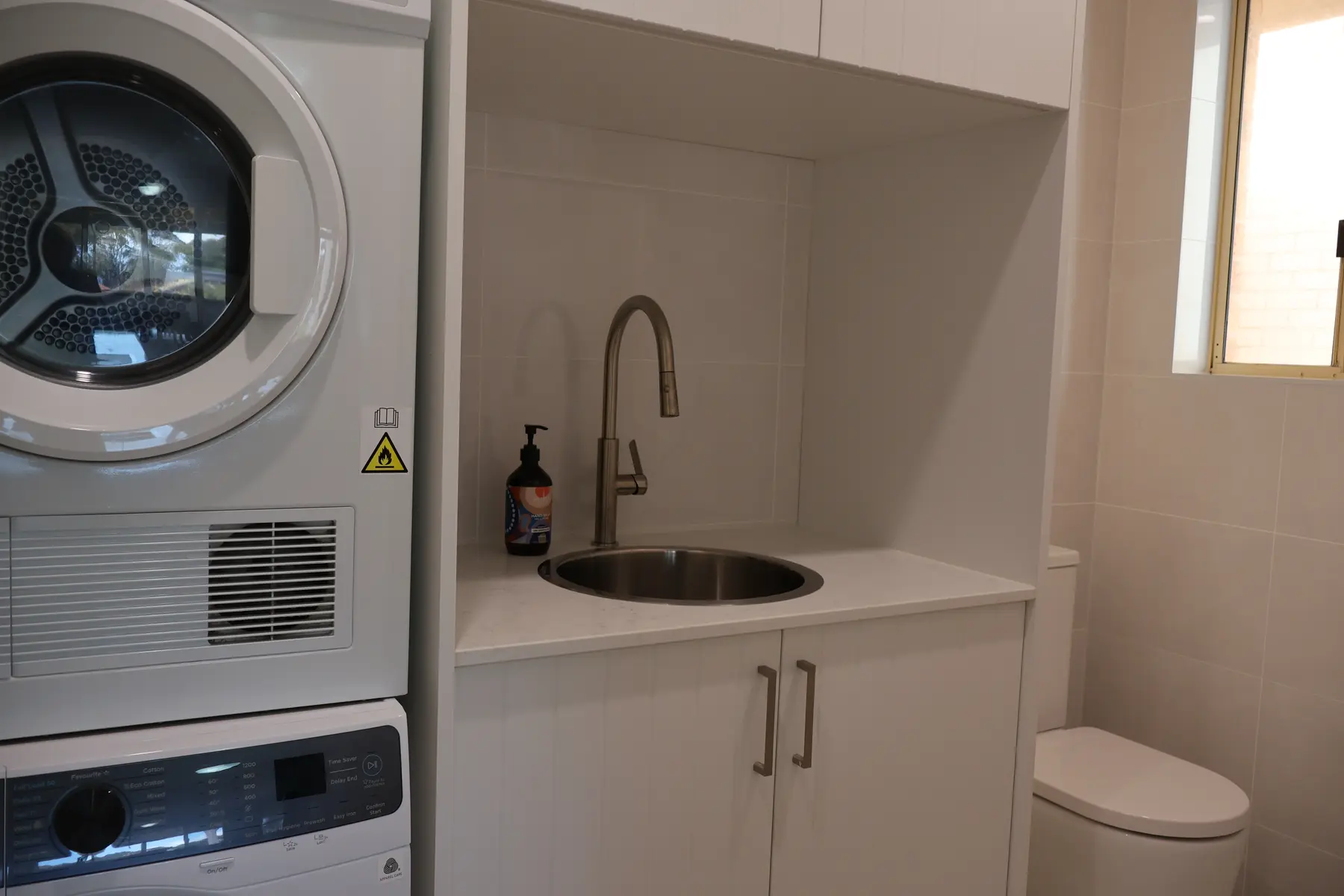 Kitchen, bathroom & laundry, Gorokan — photo 8