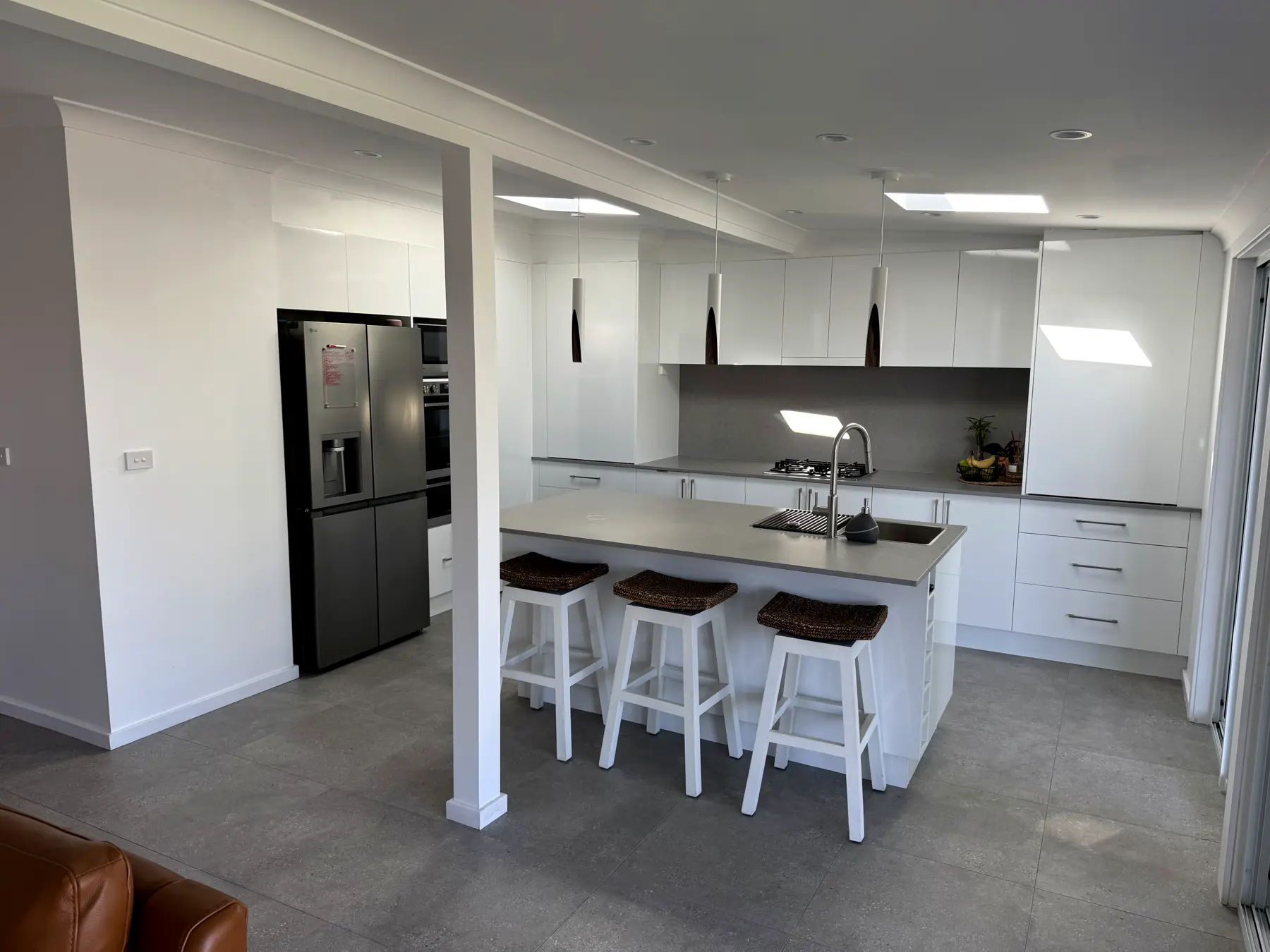 Kitchen, living, deck & pergola, Bonnells Bay — photo 3