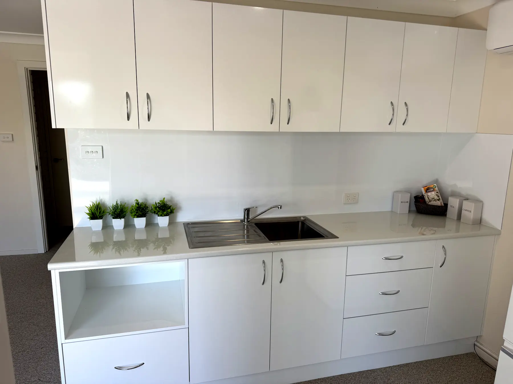 Bathroom & kitchenette, Bonnells Bay — photo 1