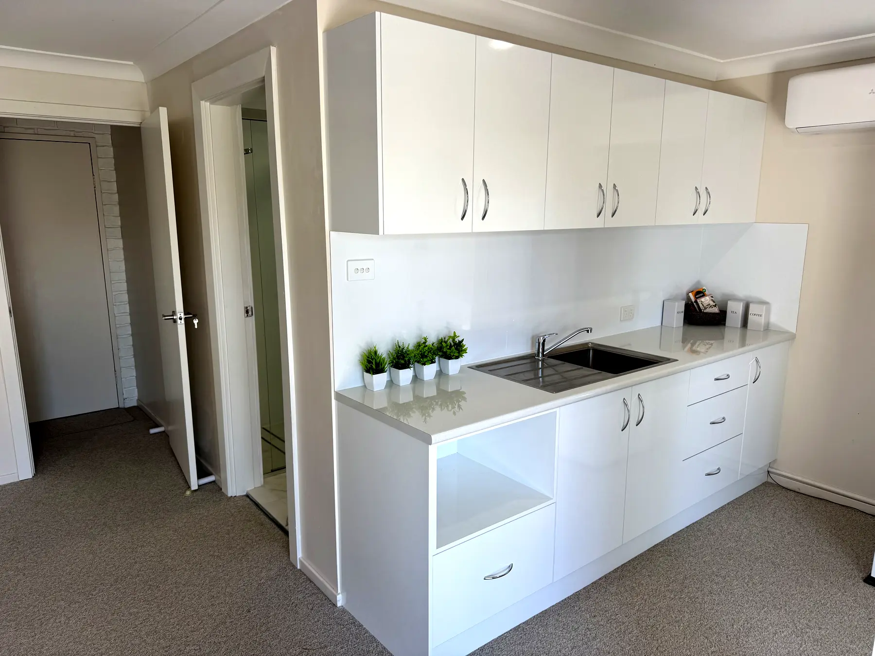 Bathroom & kitchenette, Bonnells Bay — photo 2