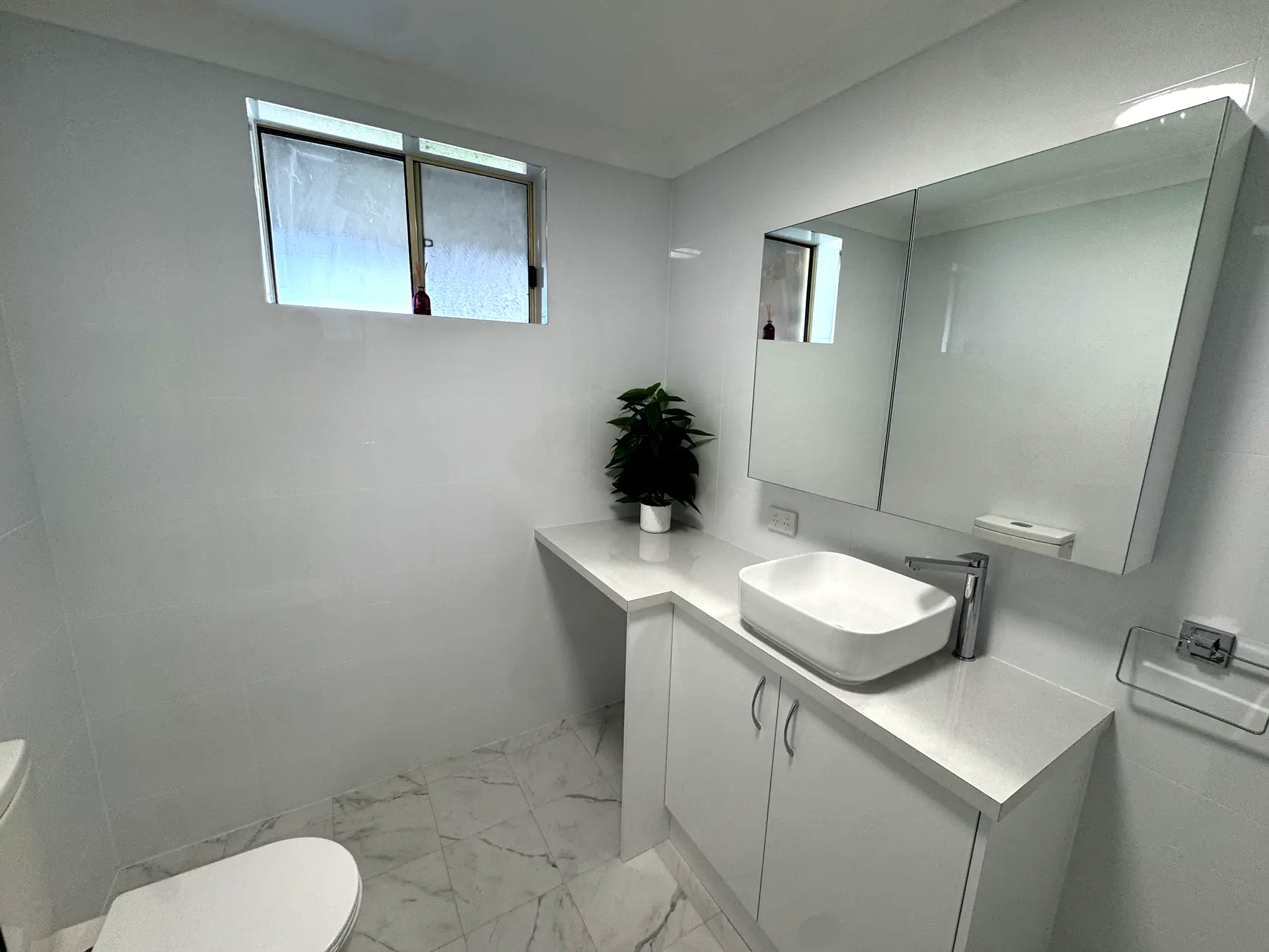 Bathroom & kitchenette, Bonnells Bay — photo 5