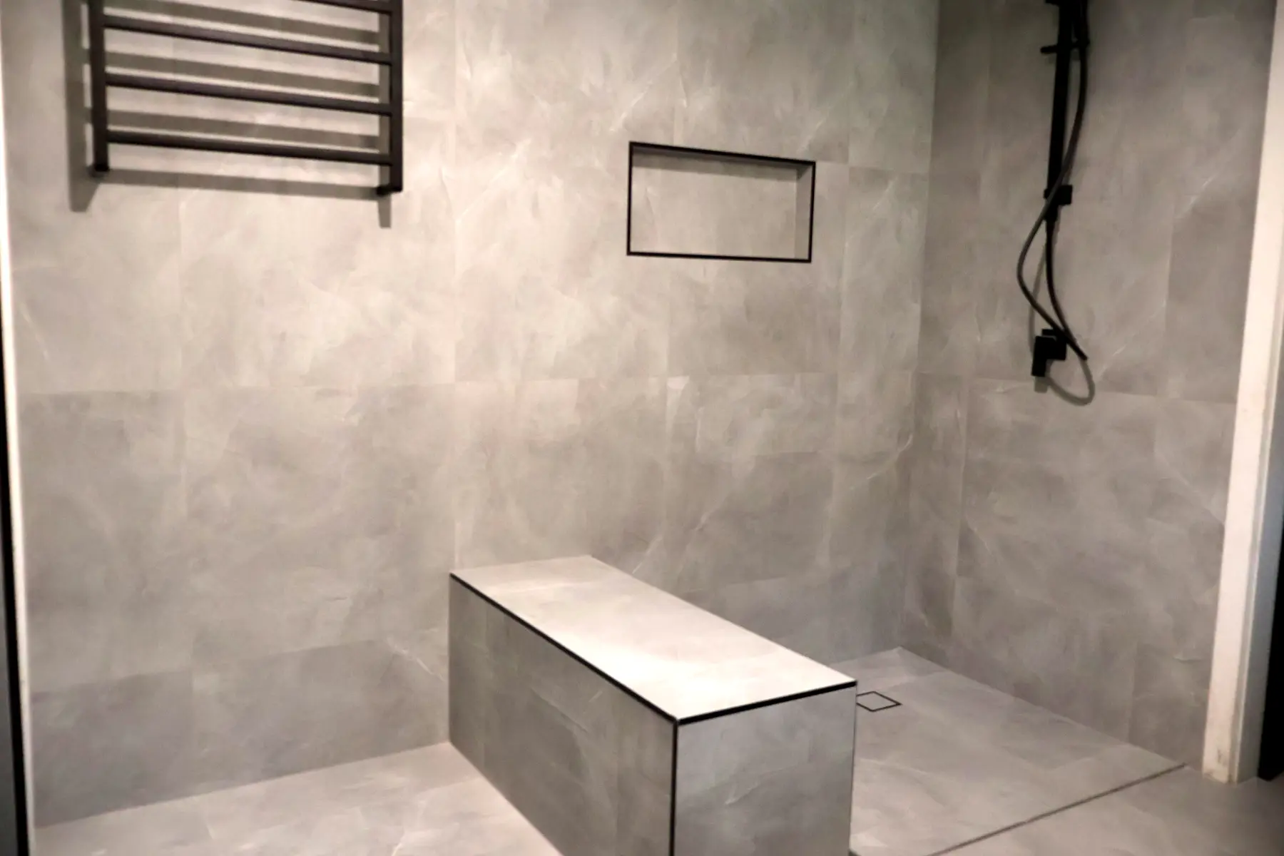 Bathroom & kitchen, Killarney Vale — photo 2
