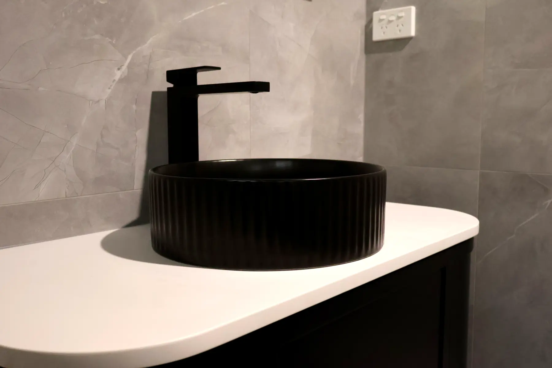Bathroom & kitchen, Killarney Vale — photo 3