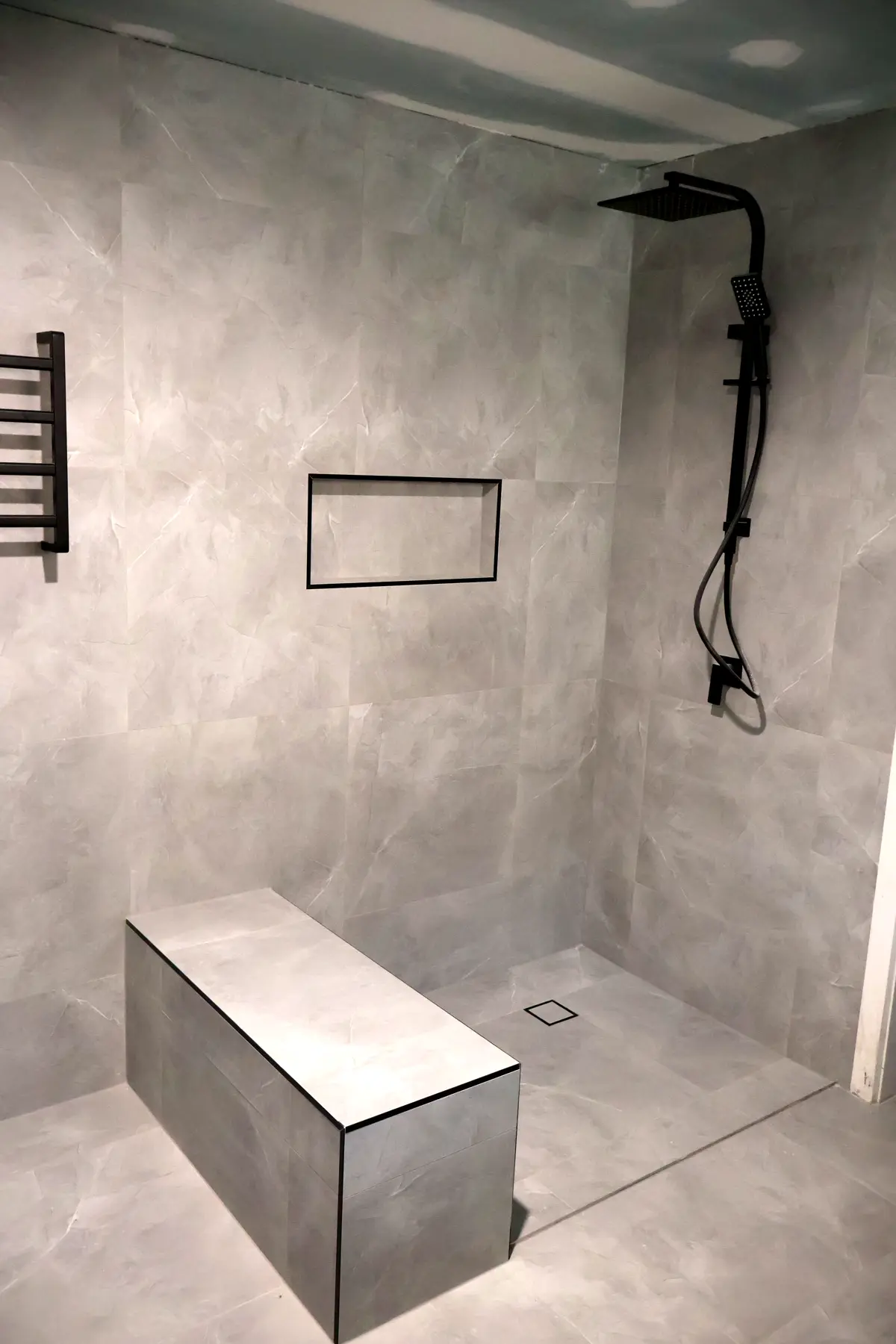 Bathroom & kitchen, Killarney Vale — photo 4