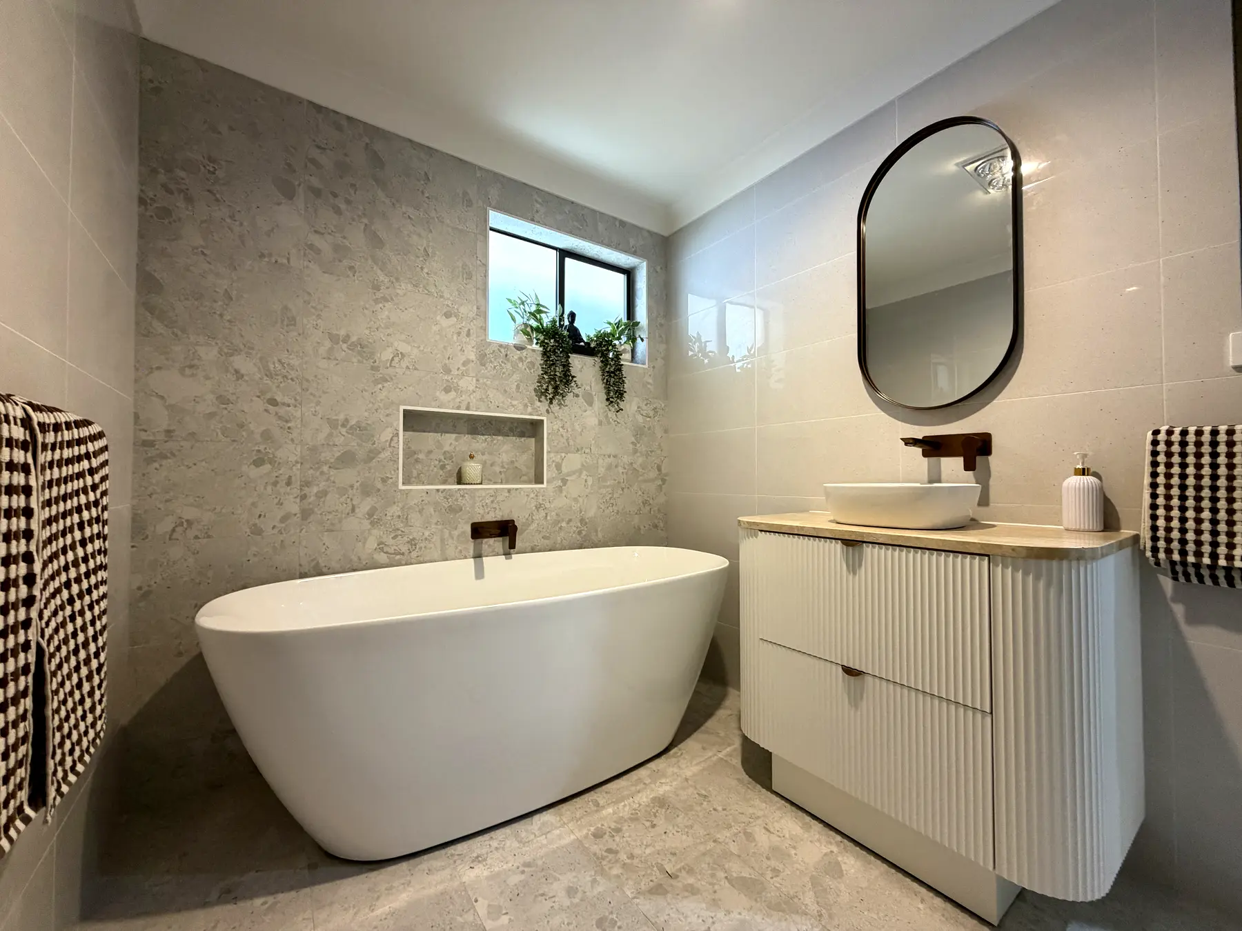Bathroom, Belmont North — photo 2