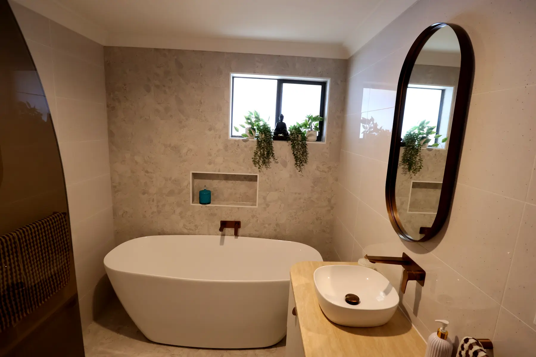 Bathroom, Belmont North — photo 3