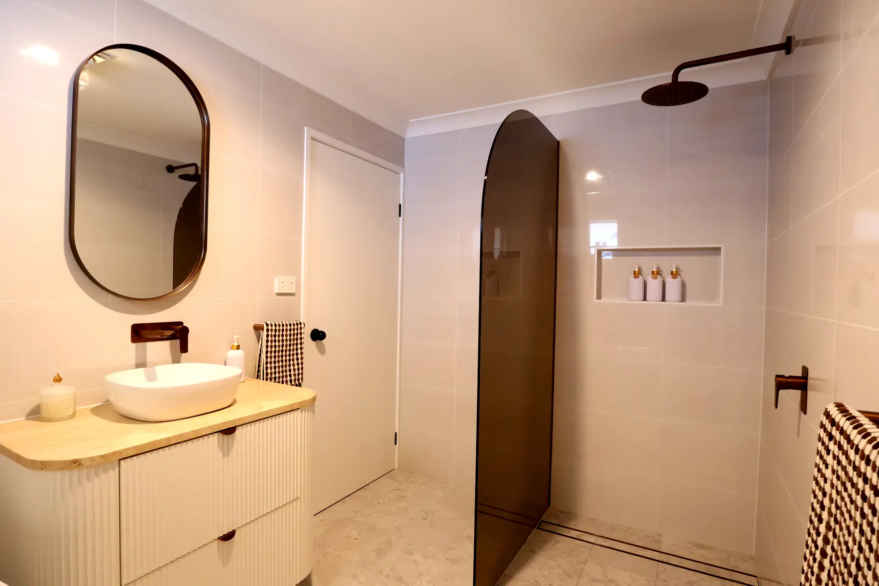 Bathroom, Belmont North — photo 4