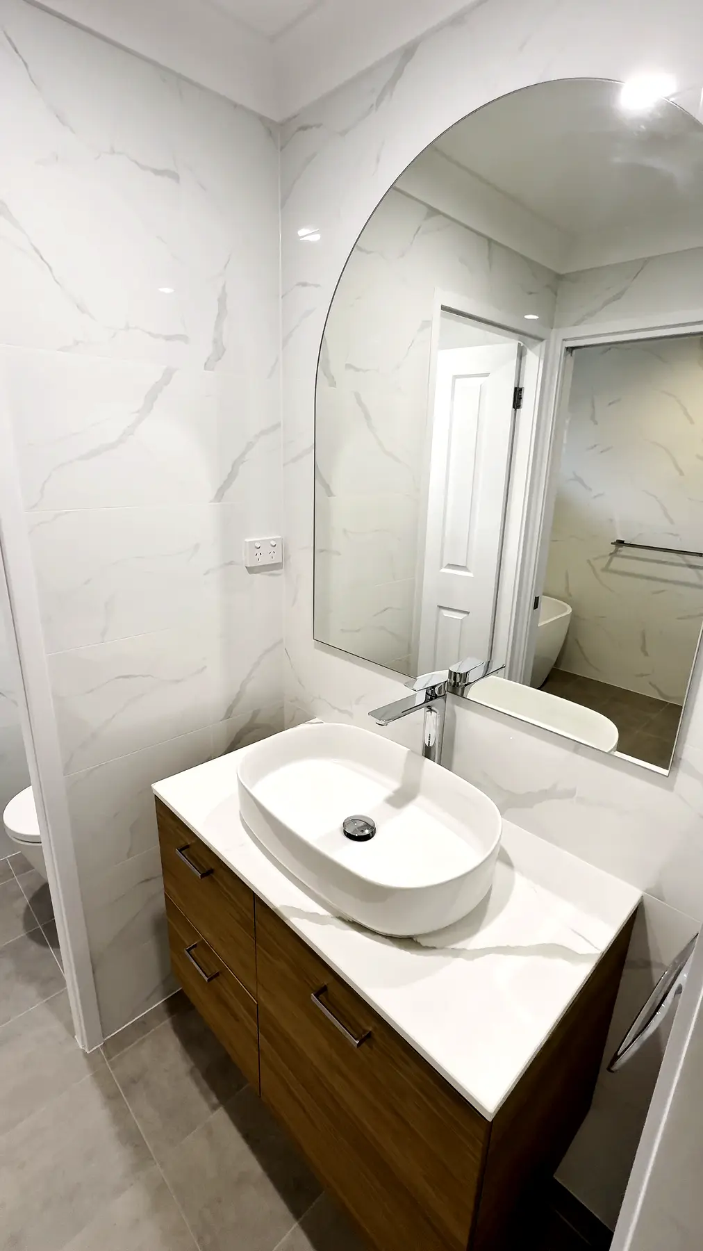 Bathroom & toilet combined, Lake Haven — photo 1