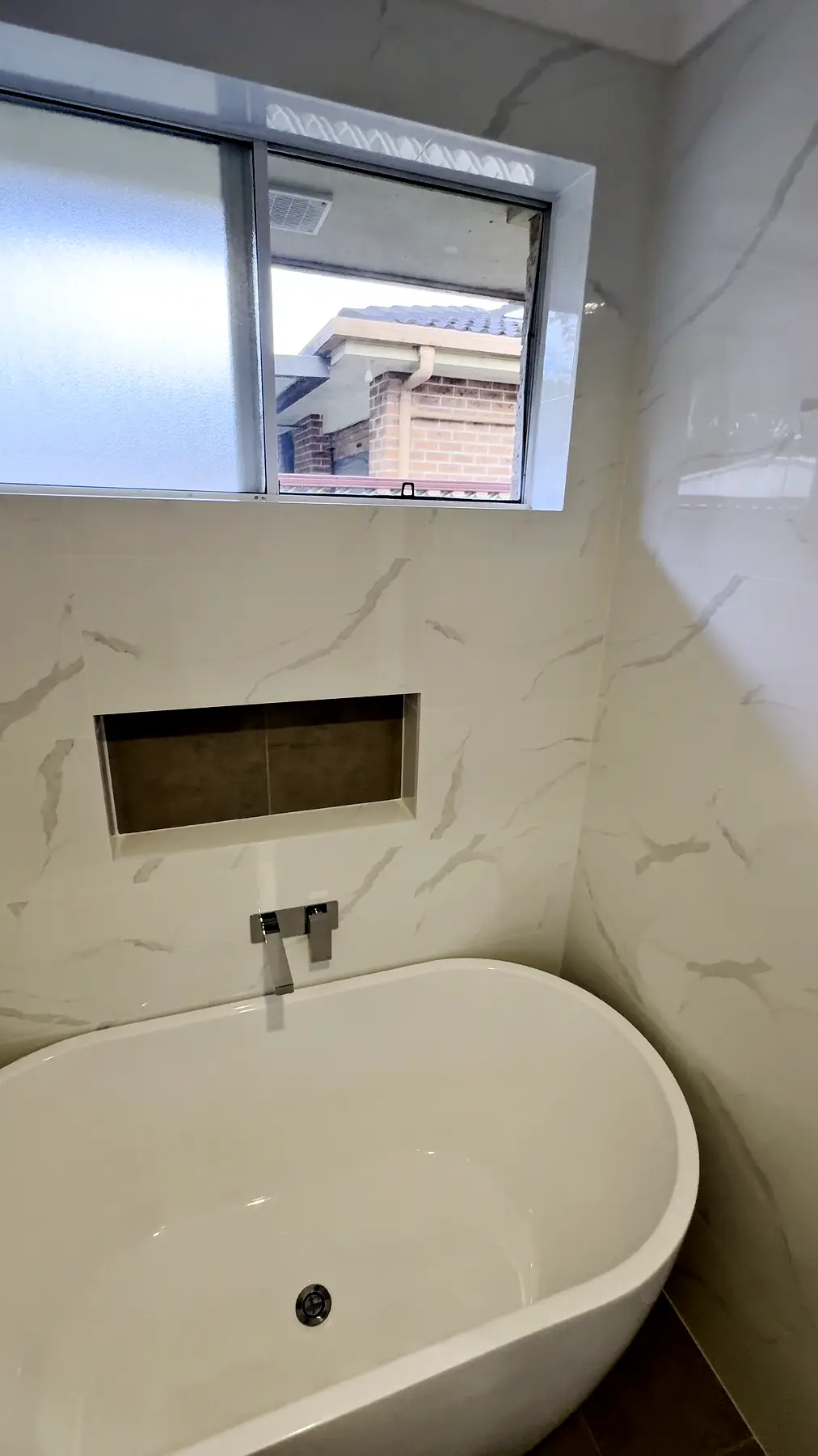 Bathroom & toilet combined, Lake Haven — photo 2