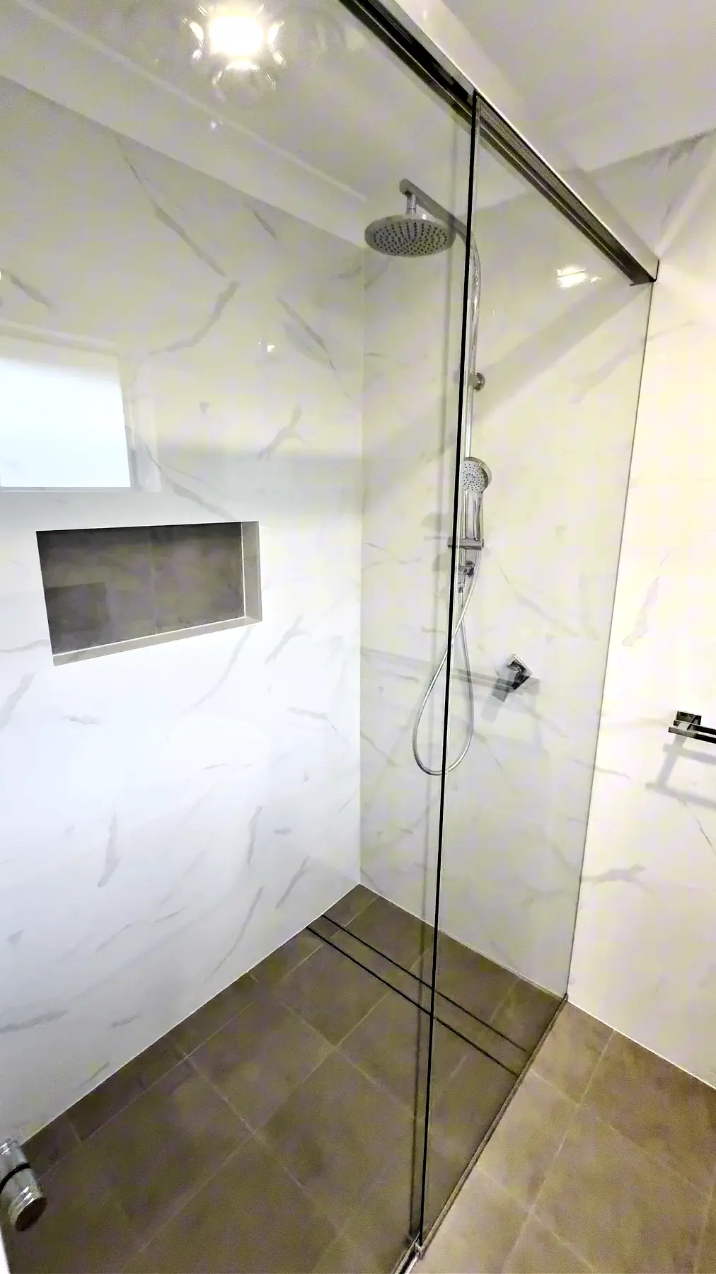 Bathroom & toilet combined, Lake Haven — photo 3
