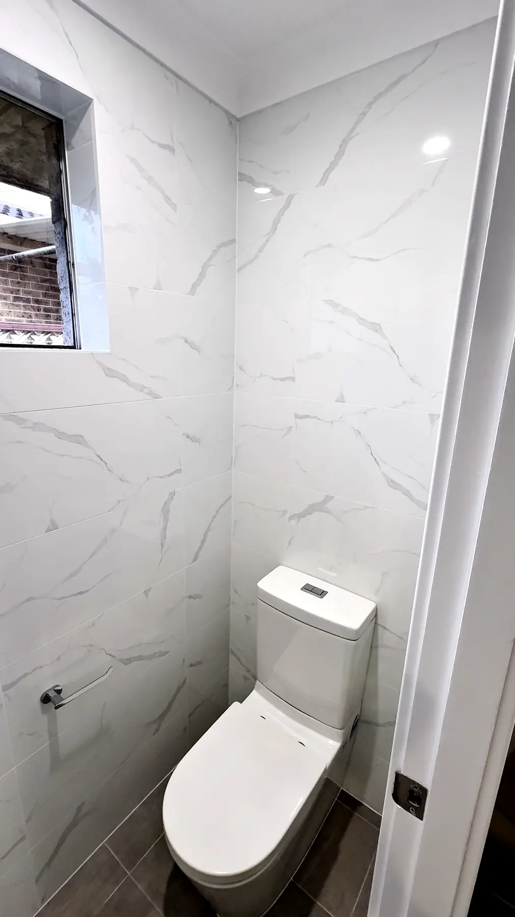 Bathroom & toilet combined, Lake Haven — photo 5