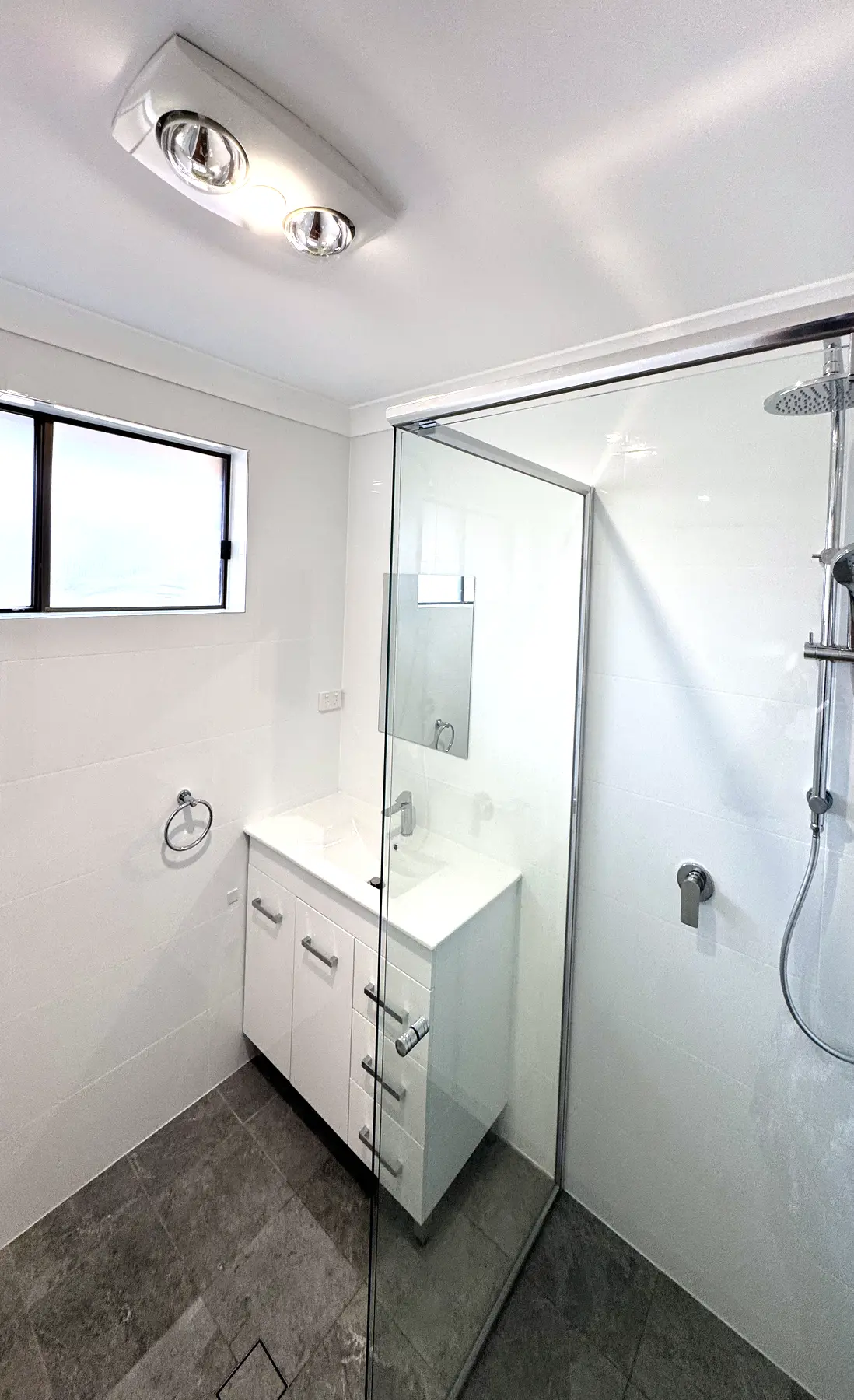 Bathroom, Toukley — photo 3